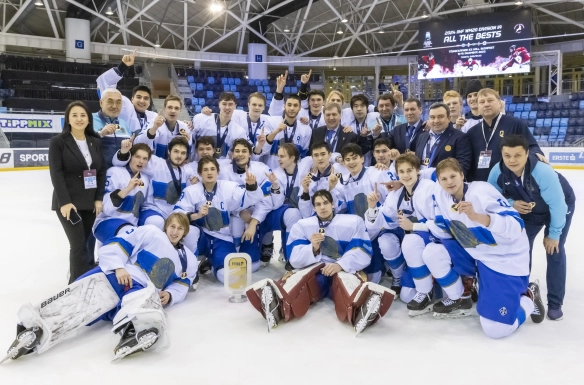 Впервые в истории три хоккейные сборные Казахстана сыграют в элите ЧМ